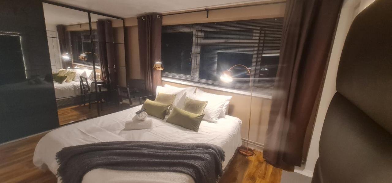 Appartamento R3 Superking Sized Bed & 75" Tv On The Wall In Clapham Londra Esterno foto