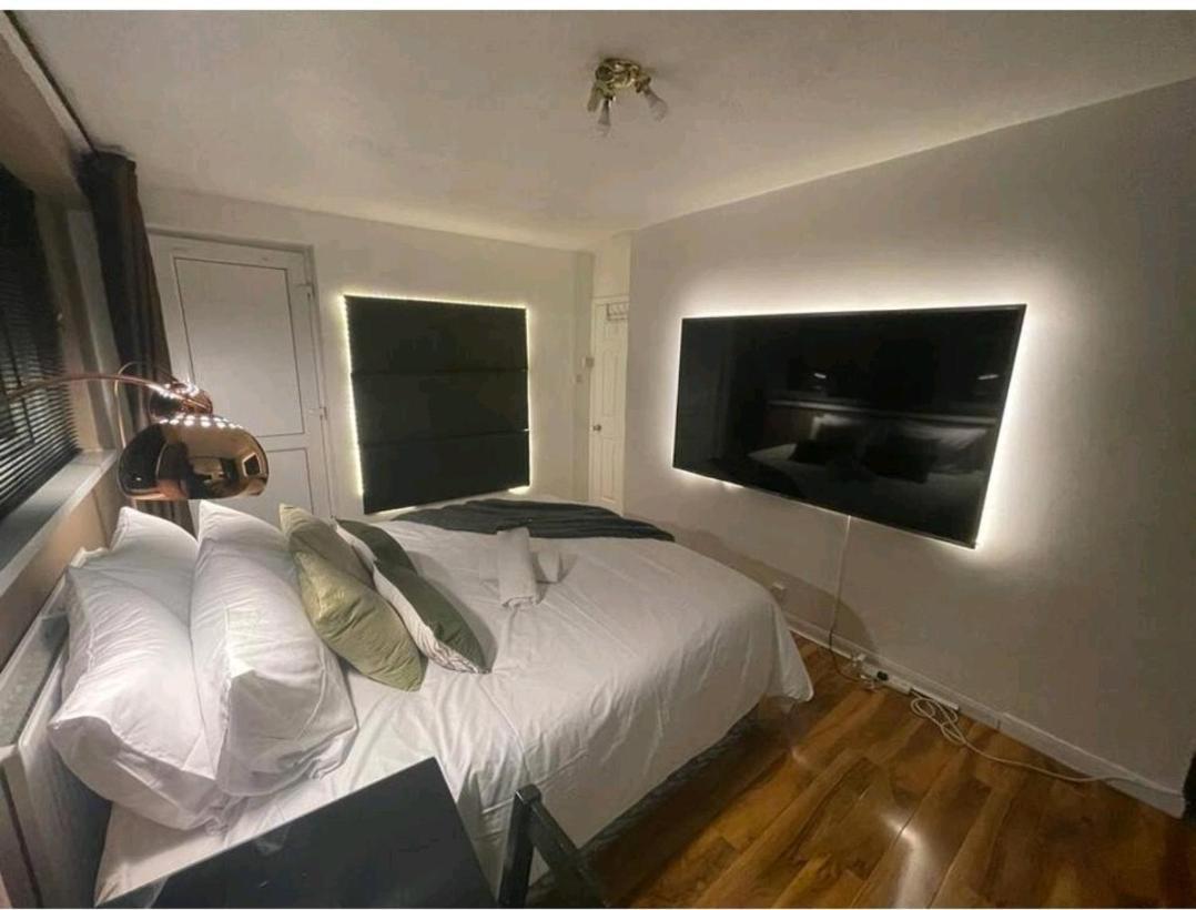 Appartamento R3 Superking Sized Bed & 75" Tv On The Wall In Clapham Londra Esterno foto