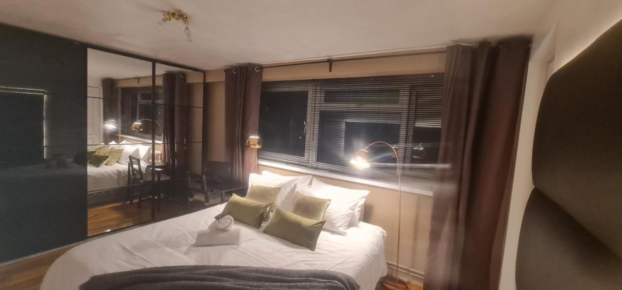 Appartamento R3 Superking Sized Bed & 75" Tv On The Wall In Clapham Londra Esterno foto
