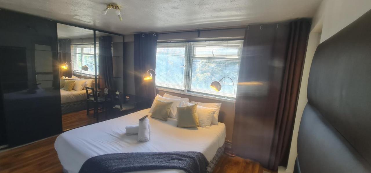 Appartamento R3 Superking Sized Bed & 75" Tv On The Wall In Clapham Londra Esterno foto