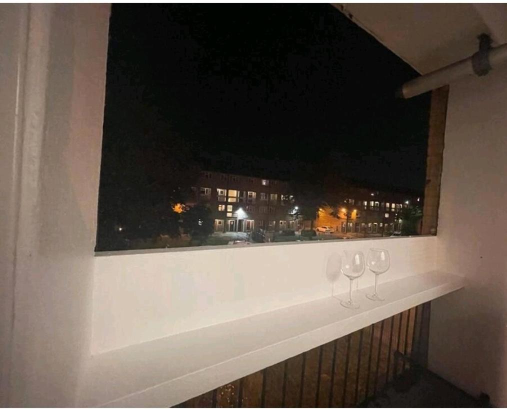 Appartamento R3 Superking Sized Bed & 75" Tv On The Wall In Clapham Londra Esterno foto