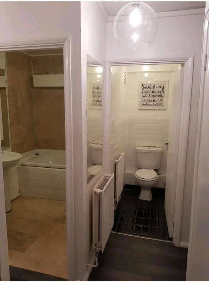 Appartamento R3 Superking Sized Bed & 75" Tv On The Wall In Clapham Londra Esterno foto