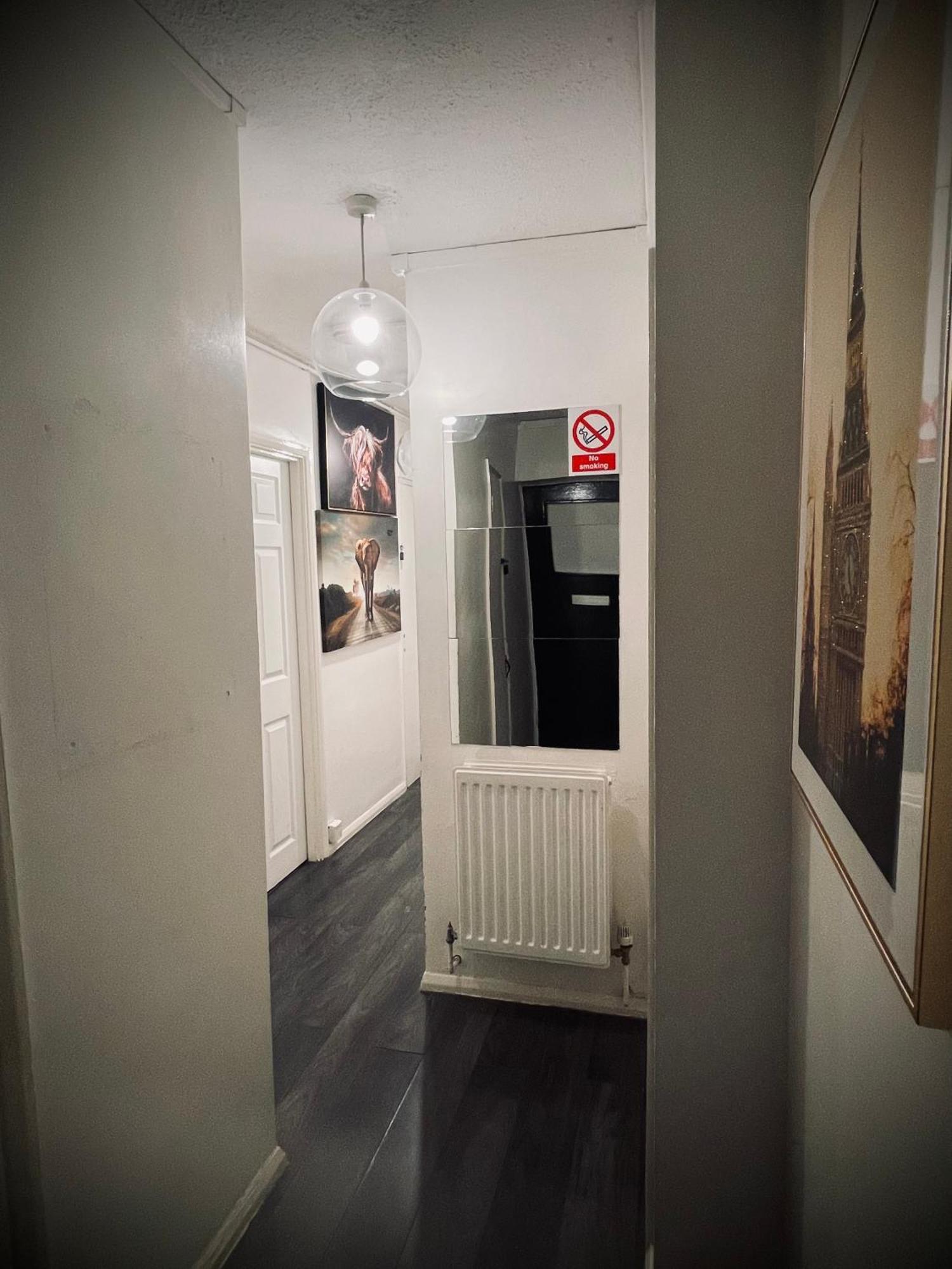 Appartamento R3 Superking Sized Bed & 75" Tv On The Wall In Clapham Londra Esterno foto