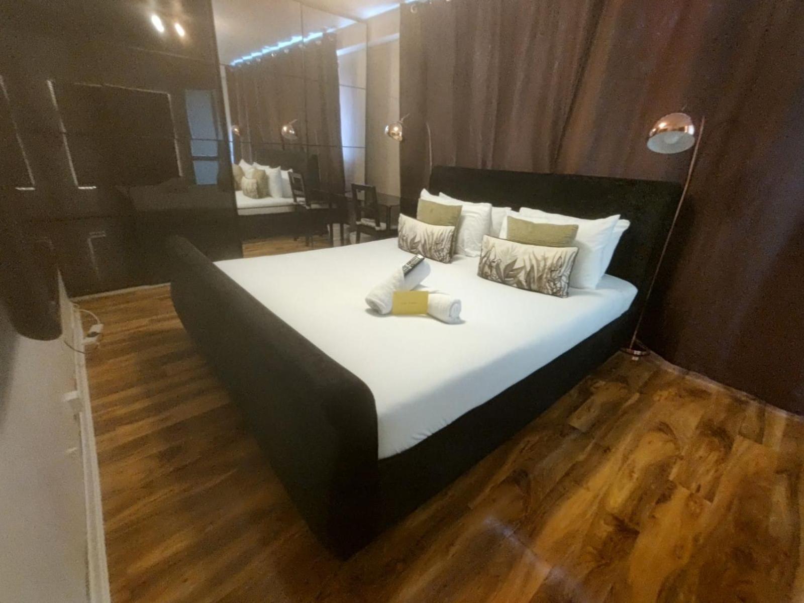 Appartamento R3 Superking Sized Bed & 75" Tv On The Wall In Clapham Londra Esterno foto