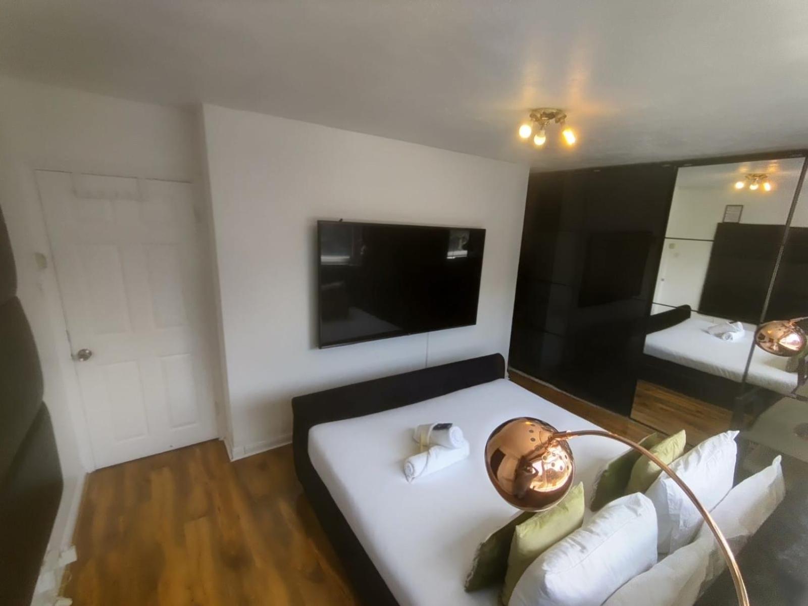 Appartamento R3 Superking Sized Bed & 75" Tv On The Wall In Clapham Londra Esterno foto