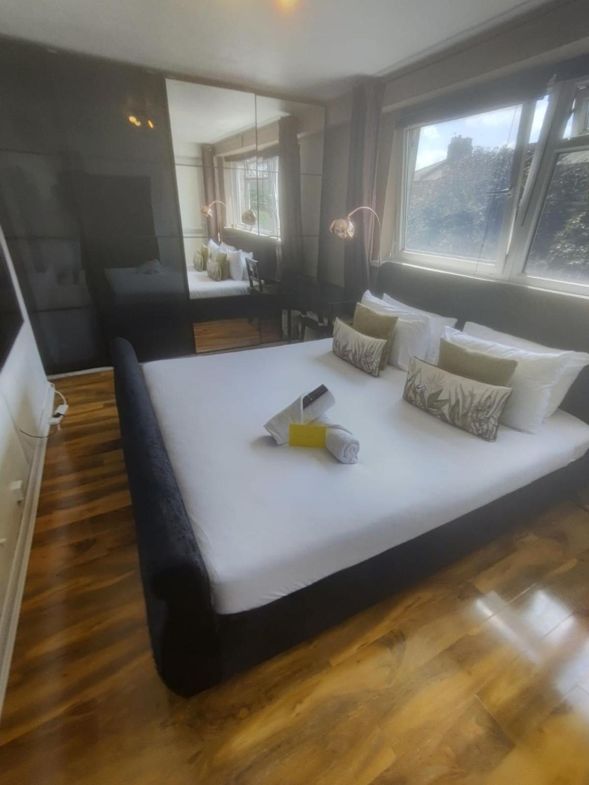 Appartamento R3 Superking Sized Bed & 75" Tv On The Wall In Clapham Londra Esterno foto