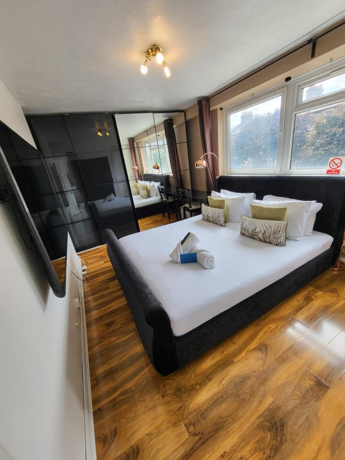 Appartamento R3 Superking Sized Bed & 75" Tv On The Wall In Clapham Londra Esterno foto